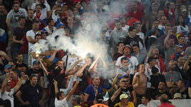 Суббота. Марсель. Англия - Россия - 1:1. Файер на трибуне с российскими болельщиками.