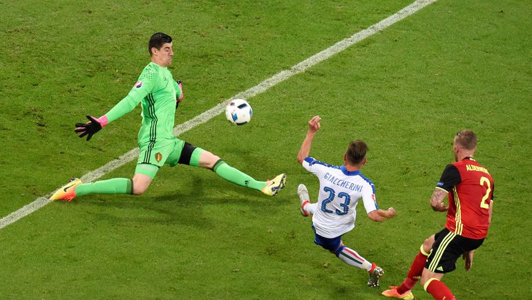 32-я минута. Эмануэле ДЖАККЕРИНИ открывает счет в матче. Фото AFP 32-я минута. Эмануэле ДЖАККЕРИНИ открывает счет в матче. Фото AFP