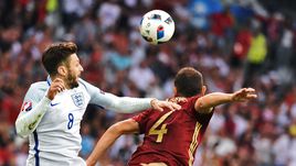 Суббота. Марсель. Англия - Россия - 1:1. Адам ЛАЛЛАНА (слева) против Сергея ИГНАШЕВИЧА.