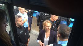 Сегодня. Канн. Французская полиция у автобуса с болельщиками ВОБ.