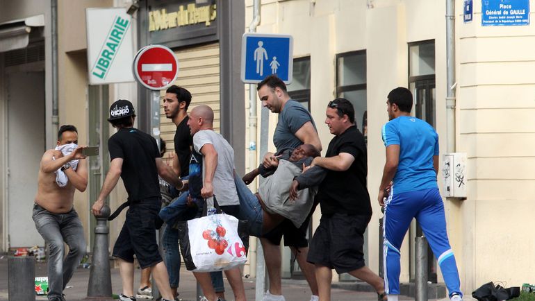 Суббота. Марсель. Английские фанаты. Фото AFP Суббота. Марсель. Английские фанаты. Фото AFP