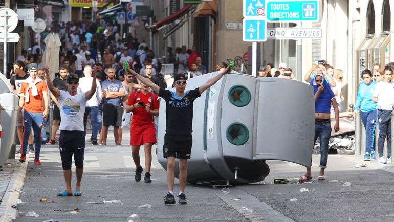 Суббота. Марсель. Английские фанаты. Фото AFP Суббота. Марсель. Английские фанаты. Фото AFP