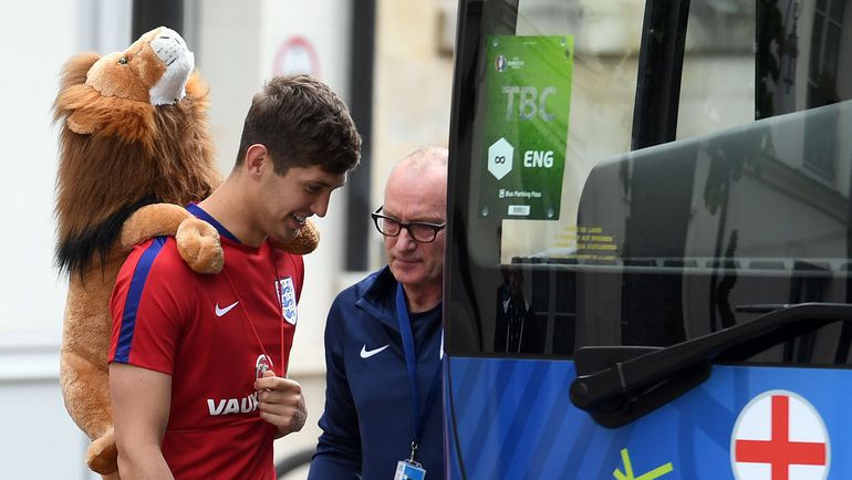 Сегодня. Шантийи. Джон СТОУНЗ с талисманом сборной. Фото AFP Сегодня. Шантийи. Джон СТОУНЗ с талисманом сборной. Фото AFP
