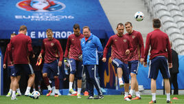 Вторник. Лилль. Леонид СЛУЦКИЙ и его команда готовятся к матчу со сборной Словакии.