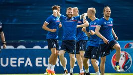 Арон Эйнар ГЮННАРССОН (в центре) и его партнеры перед стартом Euro.