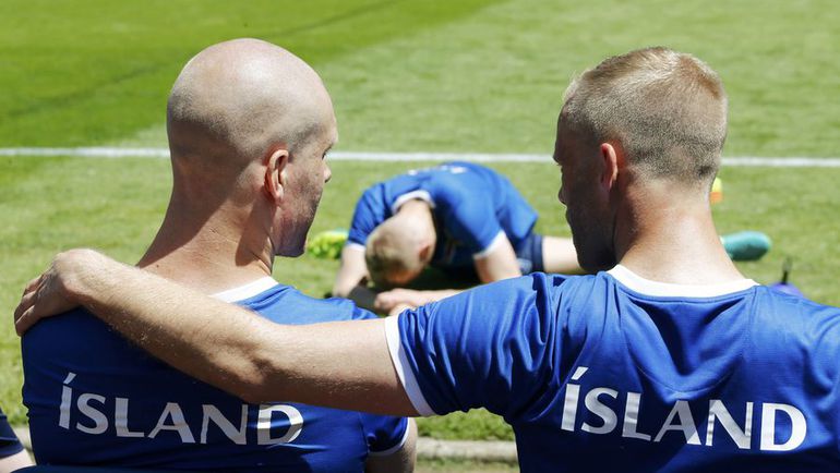 Рагнар СИГУРДССОН и Эйдур ГУДЬОНСЕН. Фото REUTERS Рагнар СИГУРДССОН и Эйдур ГУДЬОНСЕН. Фото REUTERS