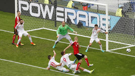 Сегодня. Бордо. Австрия - Венгрия - 0:2. Рекордсмен Габор КИРАЙ и его партнеры обороняют ворота.