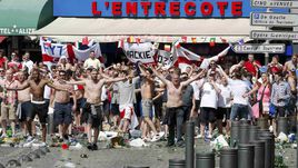 Суббота. Марсель. Толпы английских фанатов творят хаос.