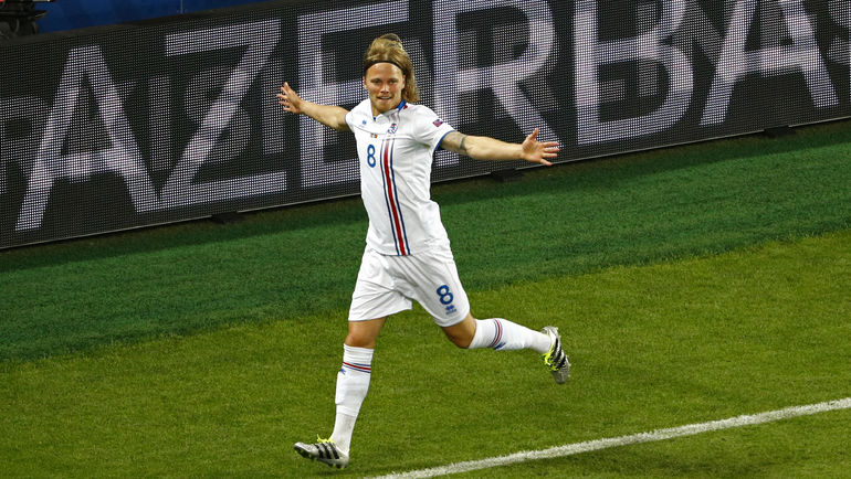 14 июня. Сент-Этьен. Португалия – Исландия – 1:1. Биркир БЬЯДНАСОН – автор первого гола в истории исландцев на Euro. Фото REUTERS 14 июня. Сент-Этьен. Португалия – Исландия – 1:1. Биркир БЬЯДНАСОН – автор первого гола в истории исландцев на Euro. Фото REUTERS