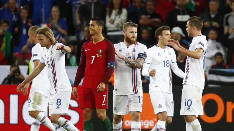 14 июня. Сент-Этьен. Португалия – Исландия – 1:1. Криштиану РОНАЛДУ (в центре) и исландцы после финального свистка. Фото REUTERS 14 июня. Сент-Этьен. Португалия – Исландия – 1:1. Криштиану РОНАЛДУ (в центре) и исландцы после финального свистка. Фото REUTERS