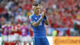 11 июня. Бордо. Уэльс - Словакия - 2:1. Разочарование хавбека словаков Юрая КУЦКИ.