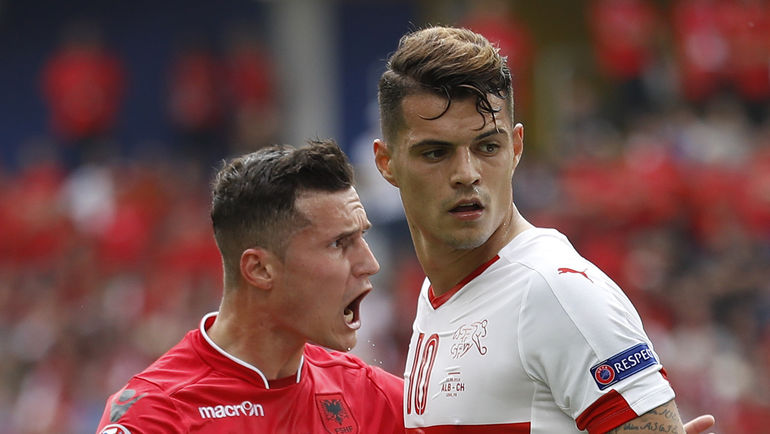 Родные братья албанец Таулант ДЖАКА и швейцарец Гранит ДЖАКА. Фото REUTERS Родные братья албанец Таулант ДЖАКА и швейцарец Гранит ДЖАКА. Фото REUTERS