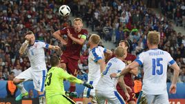 Среда. Лилль. Россия - Словакия - 1:2. В борьбе Василий БЕРЕЗУЦКИЙ.