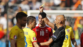 Сегодня. Париж. Румыния – Швейцария – 1:1. Сергей КАРАСЕВ выносит одно из шести предупреждений в игре.