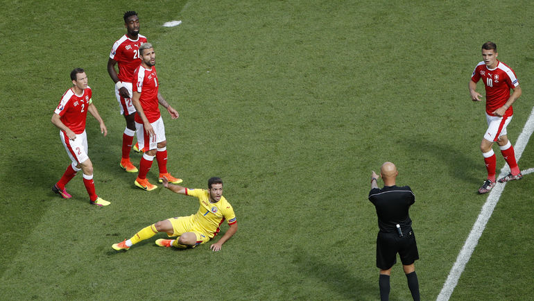 18-я минута. Сергей КАРАСЕВ назначает пенальти после единоборства Штефана ЛИХШТАЙНЕРА и Александру КИПЧУ. Фото REUTERS 18-я минута. Сергей КАРАСЕВ назначает пенальти после единоборства Штефана ЛИХШТАЙНЕРА и Александру КИПЧУ. Фото REUTERS