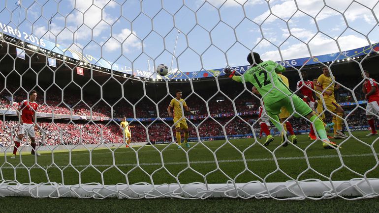 57-я минута. Ответный мяч Адмира МЕХМЕДИ. Фото REUTERS 57-я минута. Ответный мяч Адмира МЕХМЕДИ. Фото REUTERS