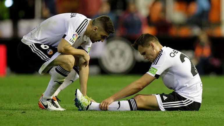 ...а во второй - после яркого старта из-за травм остался вне игры и без Euro-2016. Фото AFP ...а во второй - после яркого старта из-за травм остался вне игры и без Euro-2016. Фото AFP
