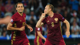 Сегодня. Лилль. Россия - Словакия - 1:2. 80-я минута. Роман ШИРОКОВ (слева) спешит поздравить автора гола Дениса ГЛУШАКОВА.