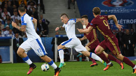 Сегодня. Лилль. Россия - Словакия - 1:2. В атаке Марек ХАМШИК (в центре).