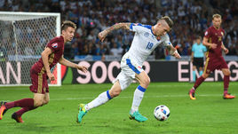 Вчера. Лилль. Россия - Словакия - 1:2. Юрай КУЦКА (справа) уходит от Александра ГОЛОВИНА.