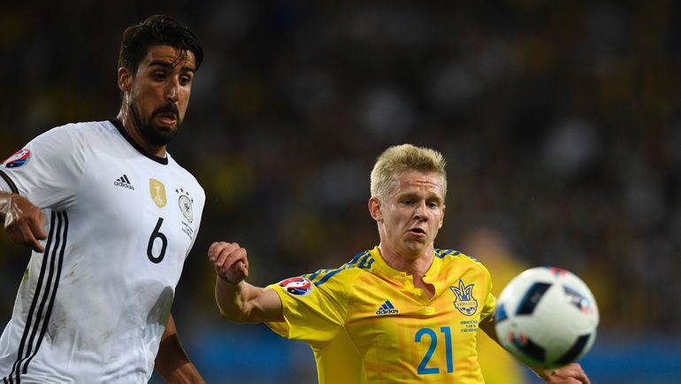 Александр ЗИНЧЕНКО (№21) против Сами ХЕДИРЫ. Фото AFP Александр ЗИНЧЕНКО (№21) против Сами ХЕДИРЫ. Фото AFP