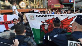 Среда. Лилль. Английские и валлийские фанаты.