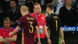 Вчера. Лилль. Россия - Словакия - 1:2. Леонид СЛУЦКИЙ (в центре), Игорь СМОЛЬНИКОВ (№3) и Игорь АКИНФЕЕВ после матча.