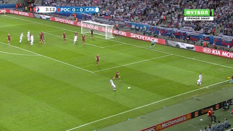 4-я минута. Хамшика встречает Шатов... 4-я минута. Хамшика встречает Шатов...