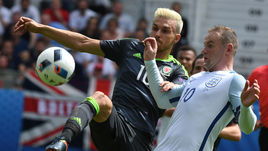 Сегодня. Ланс. Англия - Уэльс - 2:1. Аарон РЭМСИ (слева) против Уэйна РУНИ.