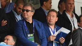 Сегодня. Ланс. Англия - Уэльс - 2:1. Леонид СЛУЦКИЙ (справа) и его ассистент Сергей БАЛАХНИН.