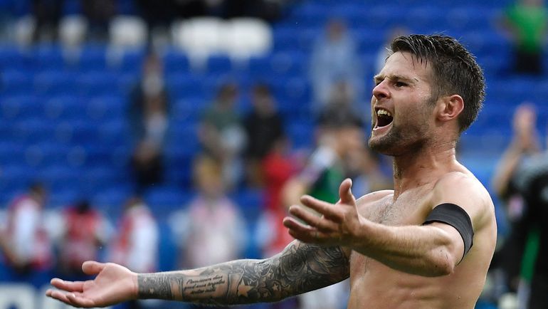 Сегодня. Лион. Украина - Северная Ирландия - 0:2. Оливер НОРВУД ассистировал Гарету Маколи в эпизоде с первым голом. Фото AFP Сегодня. Лион. Украина - Северная Ирландия - 0:2. Оливер НОРВУД ассистировал Гарету Маколи в эпизоде с первым голом. Фото AFP