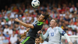 Вчера. Ланс. Англия - Уэльс - 2:1. Гарет БЭЙЛ в борьбе с капитаном англичан Уэйном РУНИ. Справится ли с главной звездой валлийцев сборная России?