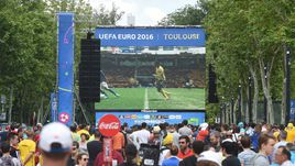 Сегодня. Тулуза. Болельщики смотрят матч Италия – Швеция в фан-зоне. В понедельник в Тулузе сыграют Россия и Уэльс.