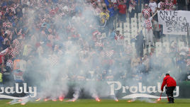 Пятница. Сент-Этьен. Чехия - Хорватия - 2:2. Болельщики хорватской сборной устроили беспорядки во время матча.