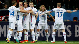 Игроки сборной Исландии празднуют гол в ворота Португалии.