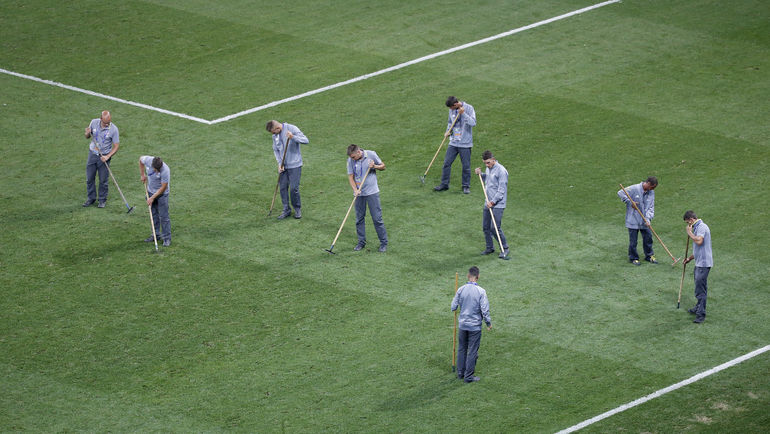 В Ницце также имелись проблемы с газоном... Фото REUTERS В Ницце также имелись проблемы с газоном... Фото REUTERS