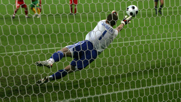 10 сентября 2008 года. Москва. Россия - Уэльс - 2:1. Игорь АКИНФЕЕВ отражает пенальти Гарета Бэйла. Фото Татьяна ДОРОГУТИНА 10 сентября 2008 года. Москва. Россия - Уэльс - 2:1. Игорь АКИНФЕЕВ отражает пенальти Гарета Бэйла. Фото Татьяна ДОРОГУТИНА