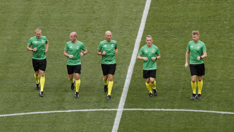 Сегодня. Марсель. Исландия – Венгрия – 1:1. Судейская бригада Сергея КАРАСЕВА. Фото REUTERS Сегодня. Марсель. Исландия – Венгрия – 1:1. Судейская бригада Сергея КАРАСЕВА. Фото REUTERS