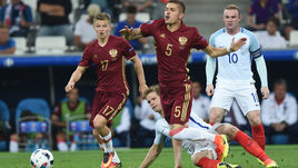 11 июня. Марсель. Англия - Россия - 1:1. Олег ШАТОВ (№ 17) и Роман НОЙШТЕДТЕР (№ 5) против Эрика ДАЙЕРА и Уэйна РУНИ (№10).