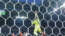 Вчера. Лилль. Швейцария - Франция - 0:0. Опасный момент у ворот гостей после атаки Антуана ГРИЗМАННА.