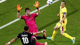 Воскресенье. Лион. Румыния – Албания – 0:1. 43-я минута. Победный удар форварда албанцев Армандо САДИКУ (10).