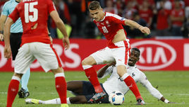 Вчера. Лилль. Швейцария - Франция - 0:0. Порванными футболками Блерима ДЖЕМАИЛИ (№ 15) и Гранита ДЖАКИ (№ 10) дело не кончилось - пострадала форма их партнера Бреля Эмболо...