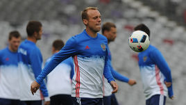 Вчера. Тулуза. Тренировка сборной России. Вполне вероятно, что сегодняшний матч Денис ГЛУШАКОВ начнет с первых минут.