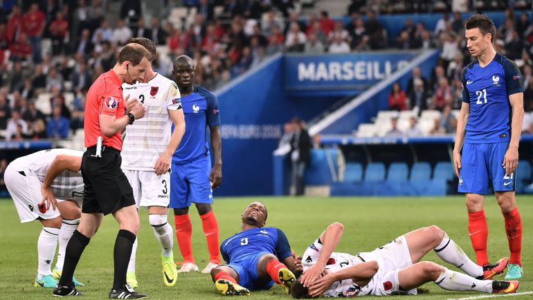 15 июня. Марсель. Франция - Албания - 2:0. Как и в Лилле, в Марсель французы приехали после сборной России - и остались недовольны полем. Фото AFP 15 июня. Марсель. Франция - Албания - 2:0. Как и в Лилле, в Марсель французы приехали после сборной России - и остались недовольны полем. Фото AFP