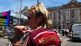 Сегодня. Тулуза. Жена полузащитника сборной России Романа Нойштедтера Мона.