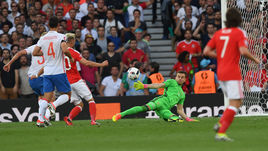 Понедельник. Тулуза. Россия - Уэльс - 0:3. 11-я минута. Аарон РЭМСИ (второй слева) забивает первый гол в ворота Игоря АКИНФЕЕВА.