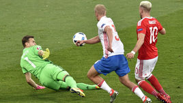 Вчера. Тулуза. Россия - Уэльс - 0:3. 11-я минута. Игорь СМОЛЬНИКОВ (№3) не в силах помочь Игорю АКИНФЕЕВУ и помешать Аарону РЭМСИ открыть счет. В двух следующих голевых выпадах соперника по его флангу защитник остался за кадром.