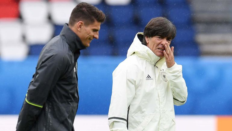 Марио ГОМЕС и Йоахим ЛЕВ. Фото AFP Марио ГОМЕС и Йоахим ЛЕВ. Фото AFP