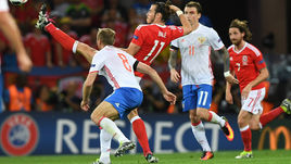 Понедельник. Тулуза. Россия – Уэльс – 0:3. Денис ГЛУШАКОВ (№8) и Павел МАМАЕВ (№11) смотрят, как играет Гарет БЭЙЛ.