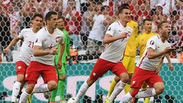 Вторник. Марсель. Украина - Польша - 0:1. Игроки сборной Польши празднуют гол Якуба БЛАЩИКОВСКИ (справа).